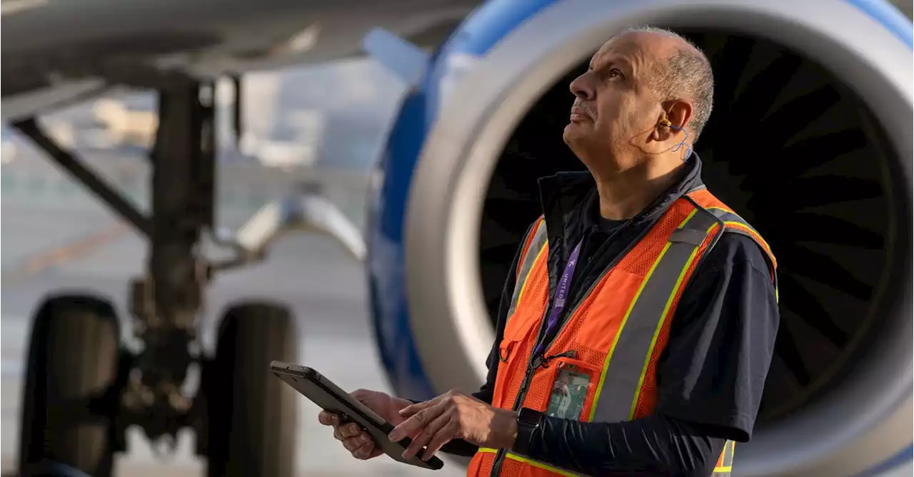 iPads made flight decks digital — now United is using them to confirm airplane maintenance