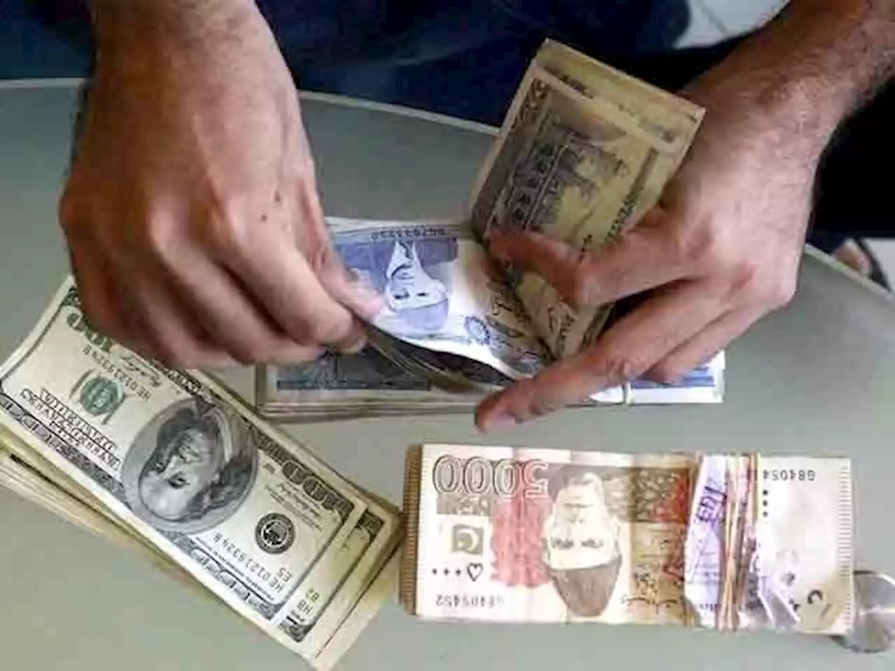 ڈالر کی پرواز جاری، انٹربینک قیمت 222 اور اوپن مارکیٹ نرخ 227 تک پہنچ گئے - ایکسپریس اردو