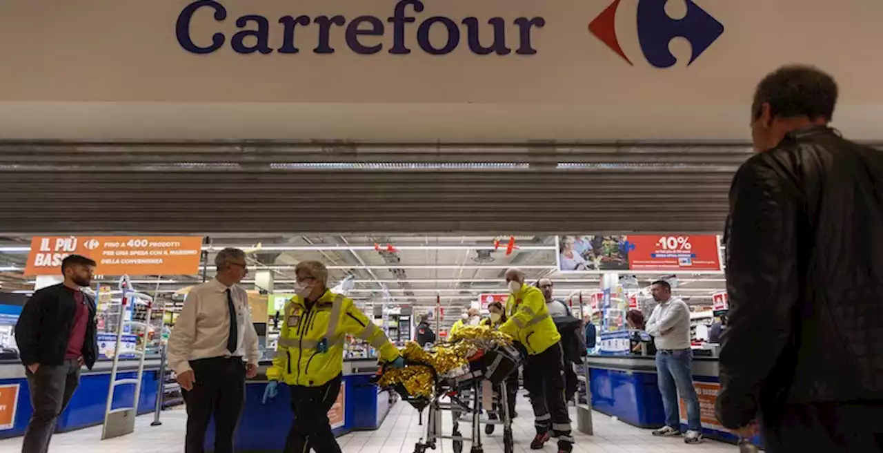 Cosa sappiamo dell'accoltellamento nel centro commerciale di Assago - Il Post