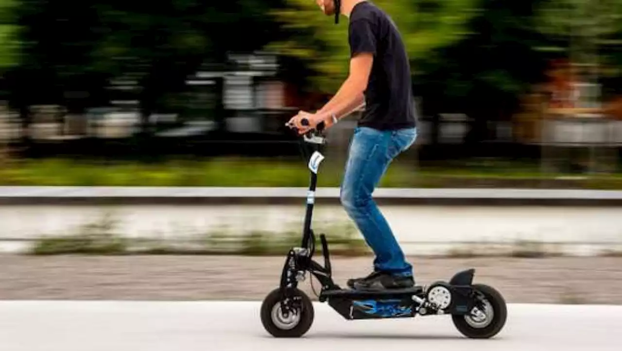 Haute-Garonne : les gendarmes surprennent sur l'autoroute un jeune homme au guidon d'une...trottinette