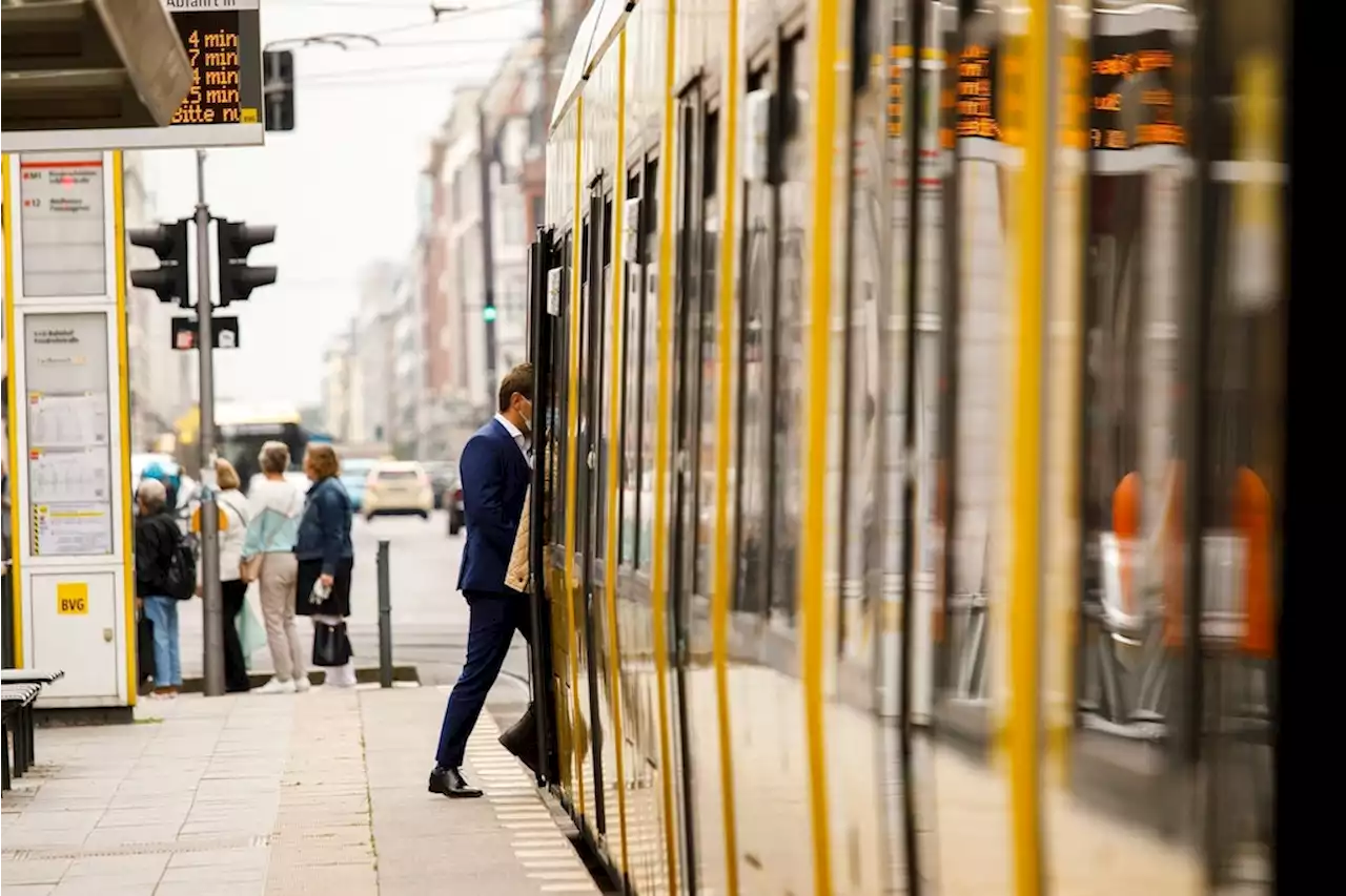 29-Euro-Ticket: Bus und Bahnen sind rappelvoll