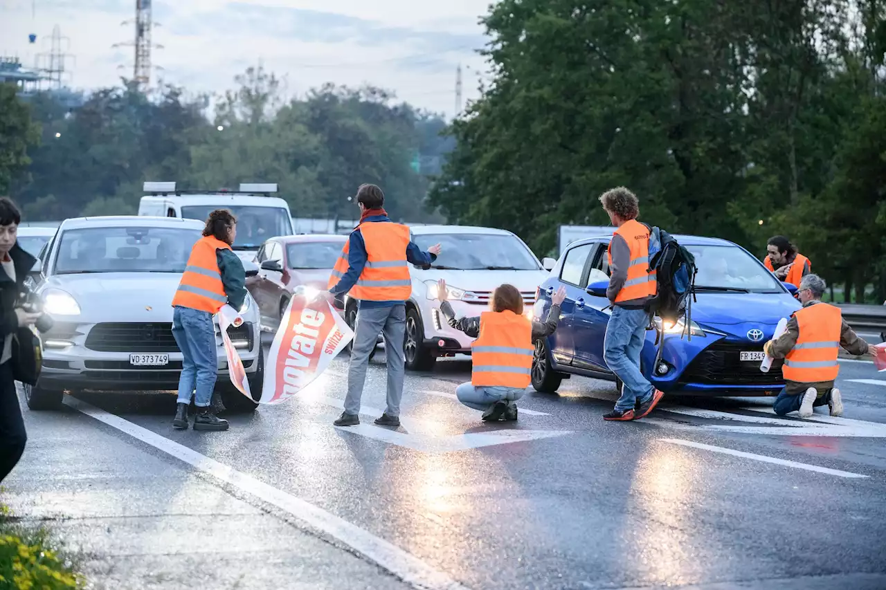 Mit Klimaaktivisten unterwegs – Der Leim kommt erst auf die Hand, wenn die Polizei da ist