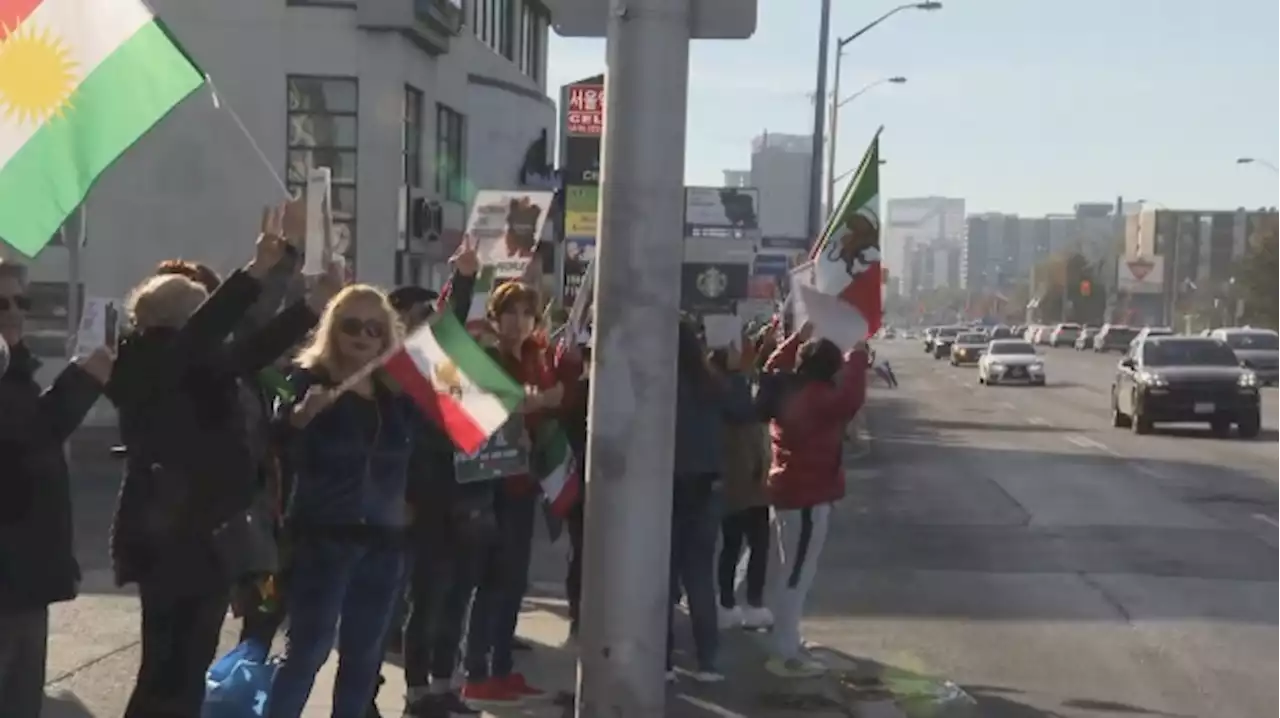 ‘Human chain’ forms along Yonge Street in support of Iranian protesters