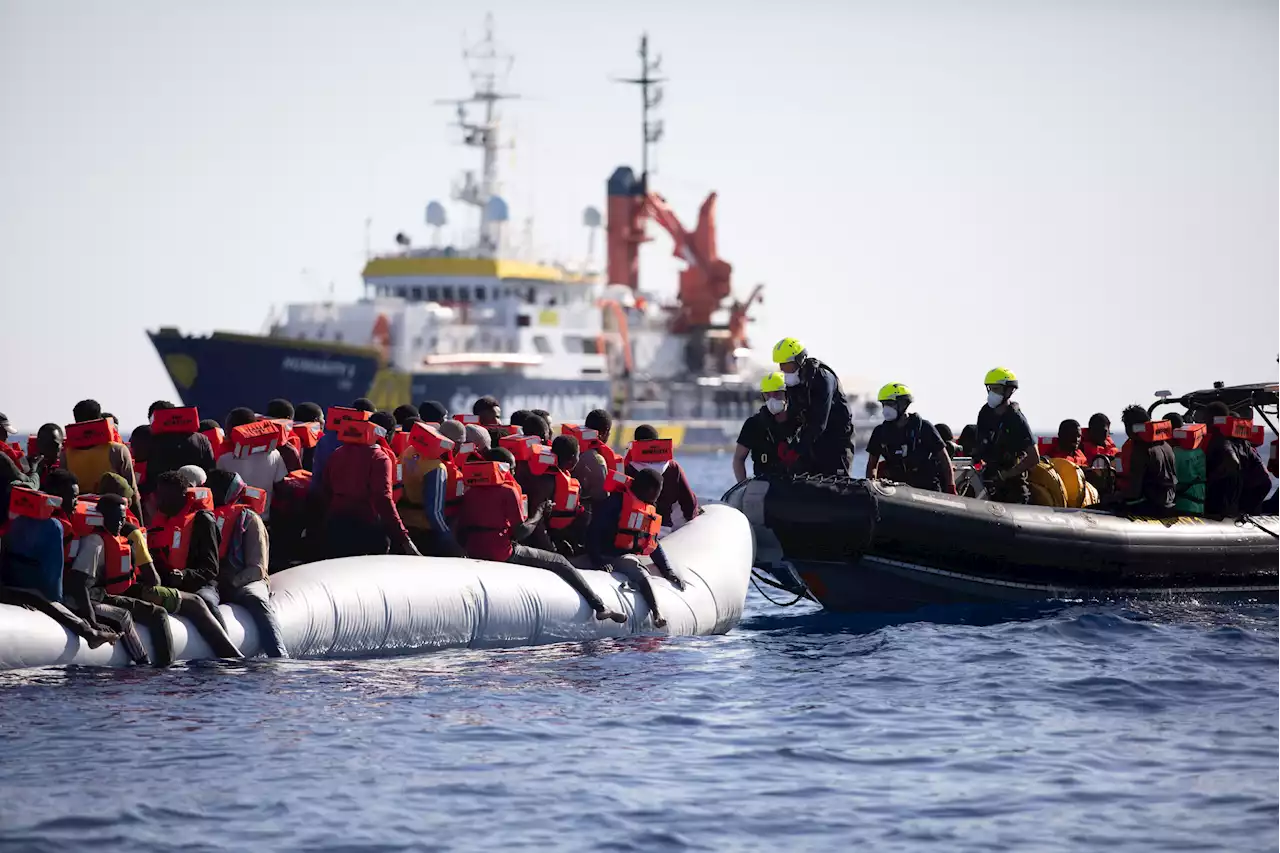 Mittelmeer - Hunderte gerettete Migranten warten auf sicheren Hafen