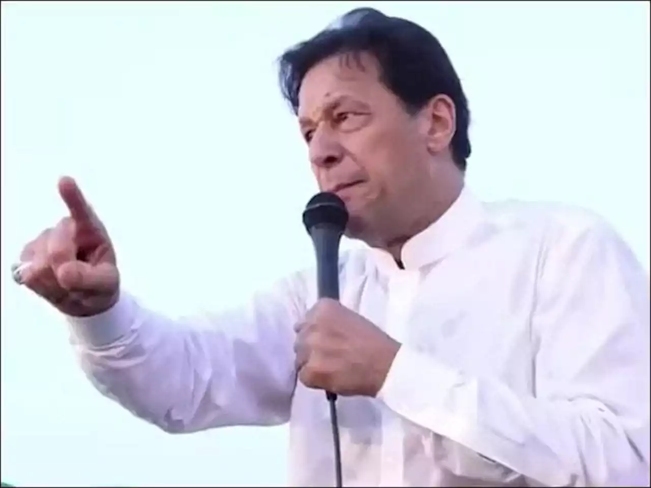 حکومت اور پی ٹی آئی کے درمیان بیک ڈور مذاکرات کیلیے عمران خان لاہور روانہ - ایکسپریس اردو