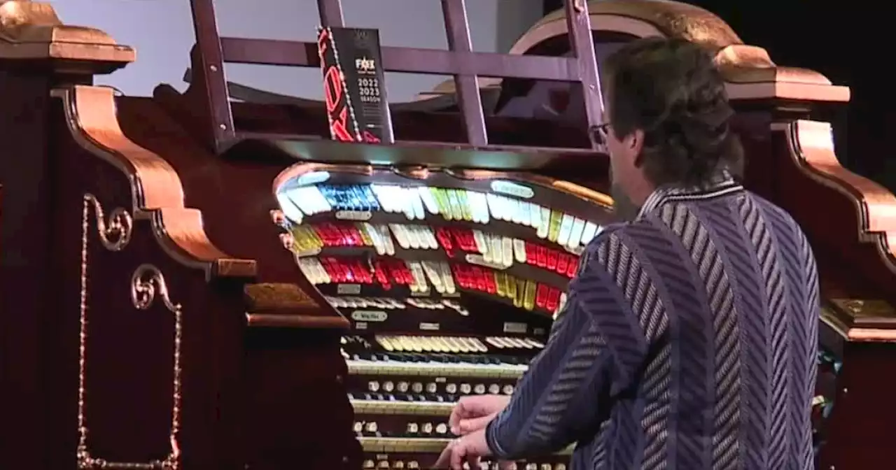 Mighty Wurlitzer organ to accompany silent movie at Fox Theater