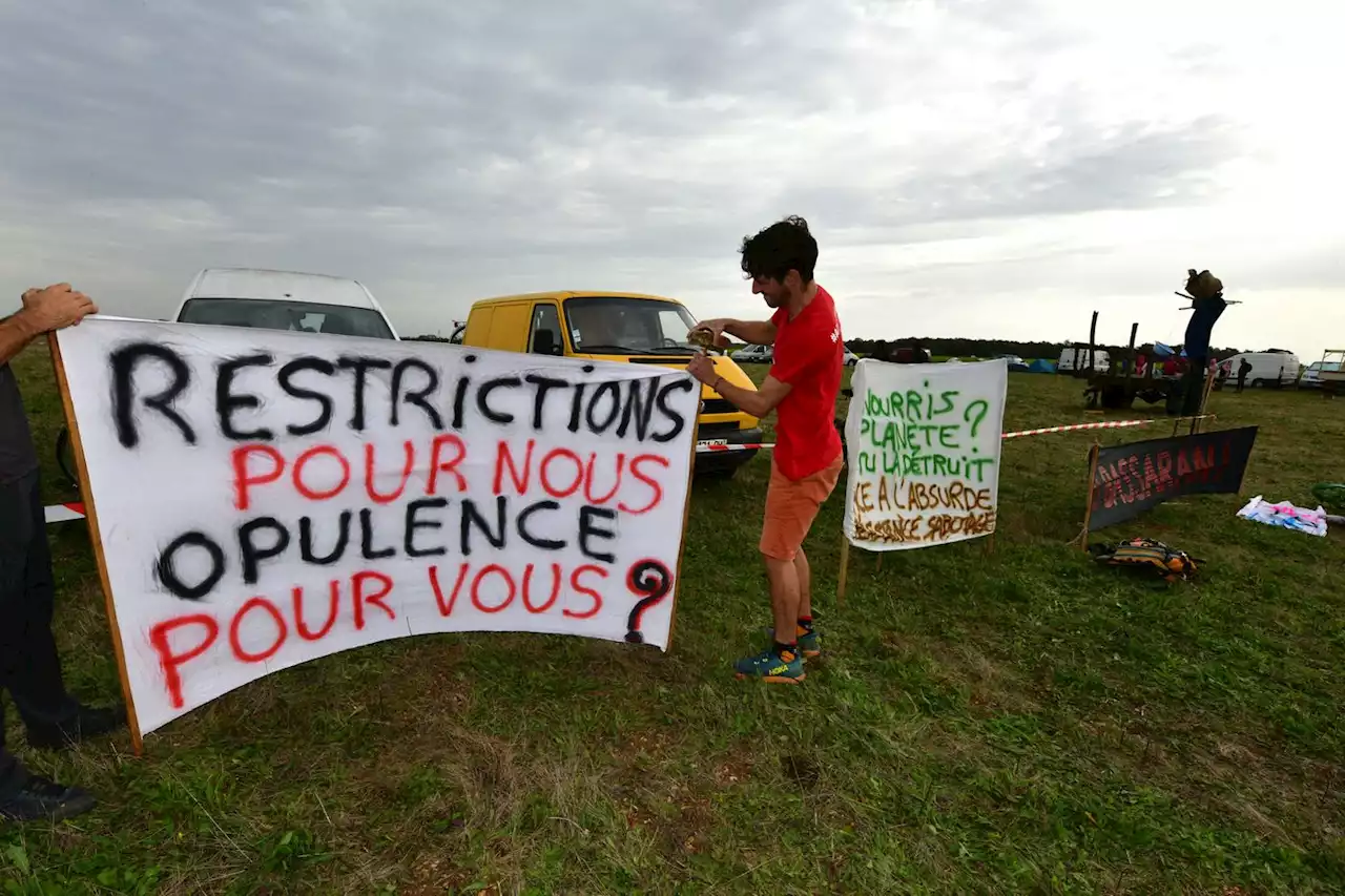 Des manifestants forcent les grilles du chantier de la réserve d’eau de Sainte-Soline