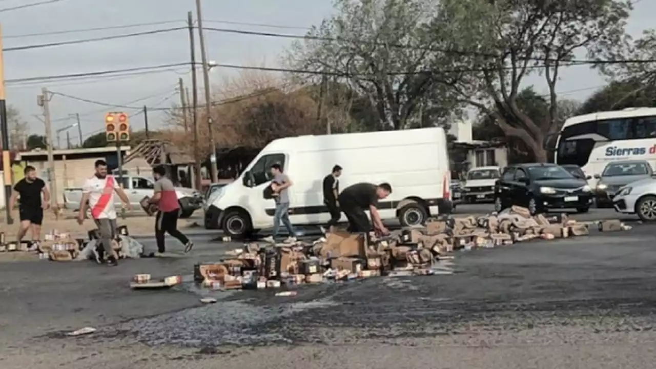 Córdoba: volcó un camión con fernet y otro con Coca en una misma rotonda