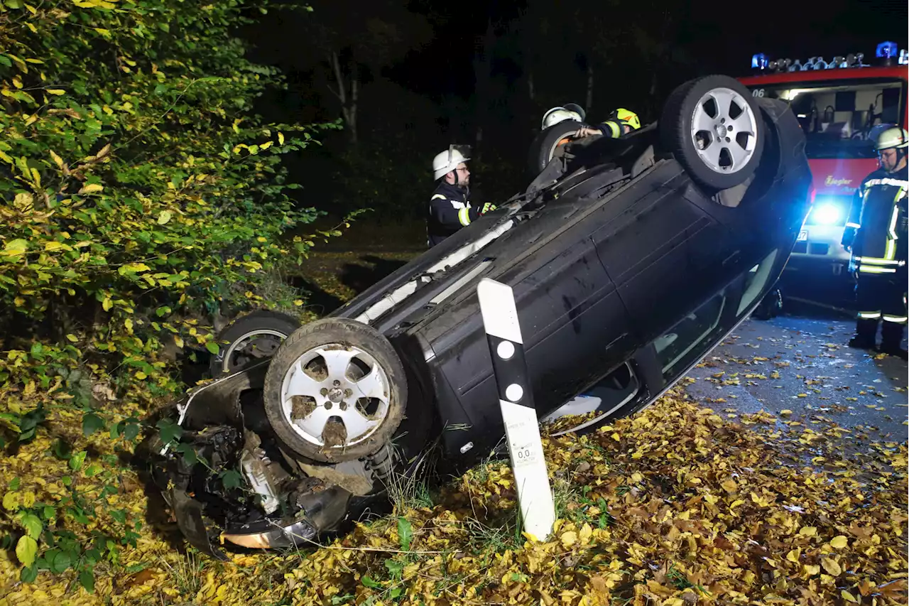 Audi überschlägt sich – Fahrer im Fußraum eingeklemmt