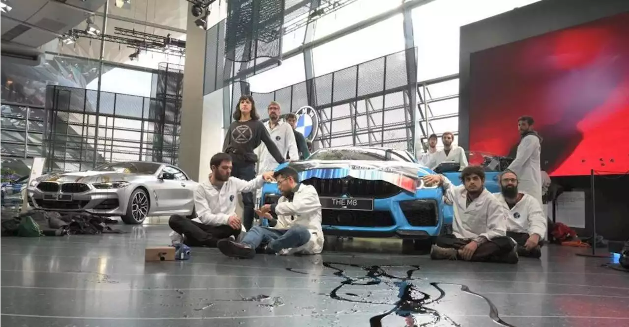 Klimaaktivisten kleben sich an Auto in Münchner BMW-Welt fest