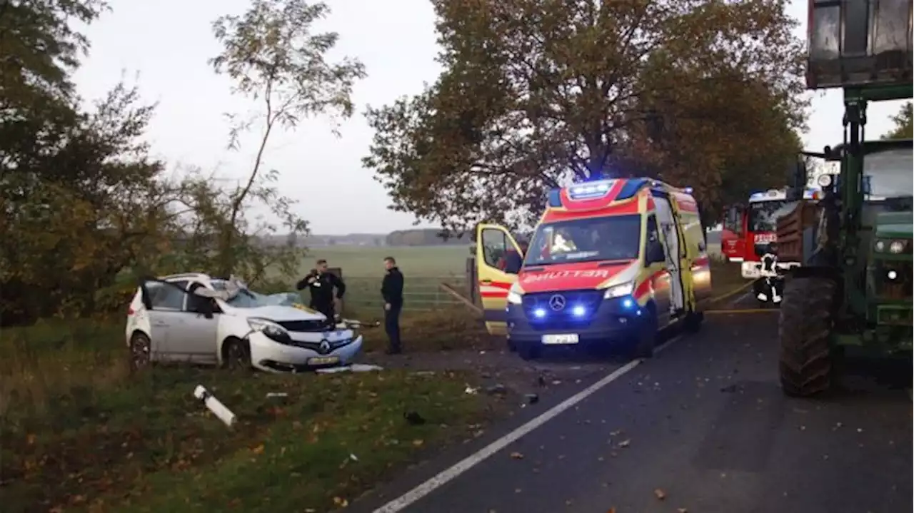 Mann nach Zusammenstoß mit Traktor lebensgefährlich verletzt