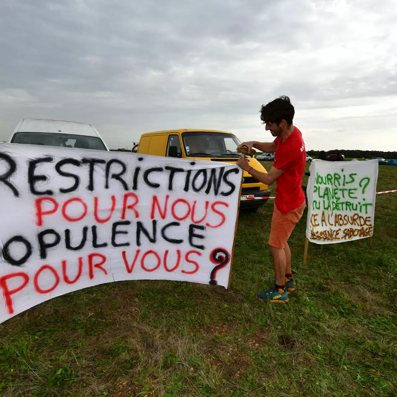 Deux-Sèvres : sept gendarmes et deux manifestants blessés lors d'un rassemblement 'anti-bassines'