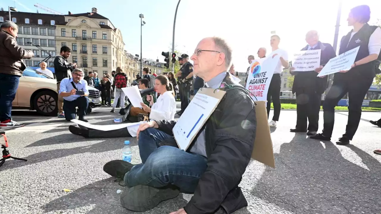 Klimaaktivisten in München: Priester klebt sich vor Justizpalast fest