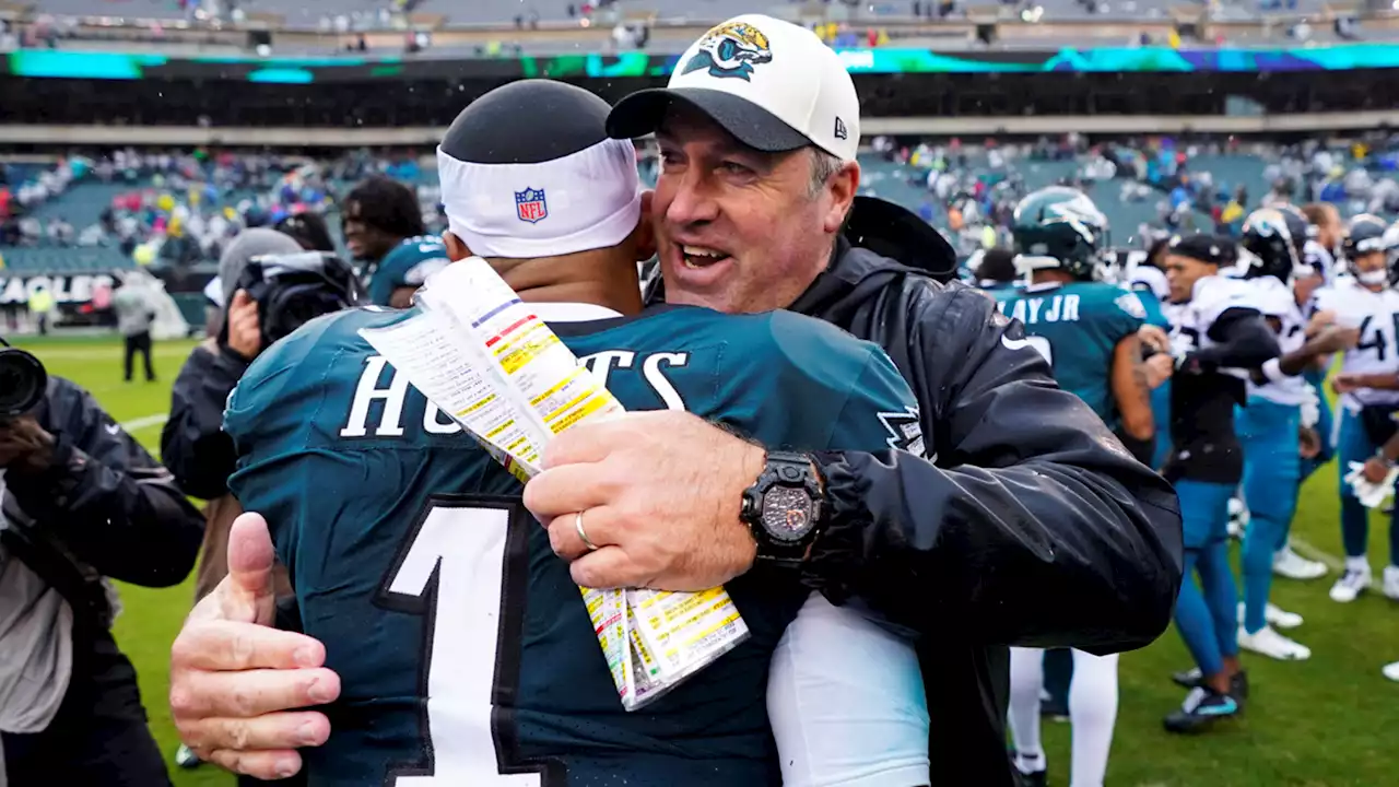 Doug Pederson gets standing O in Philly return, gives jacket to Jason Kelce