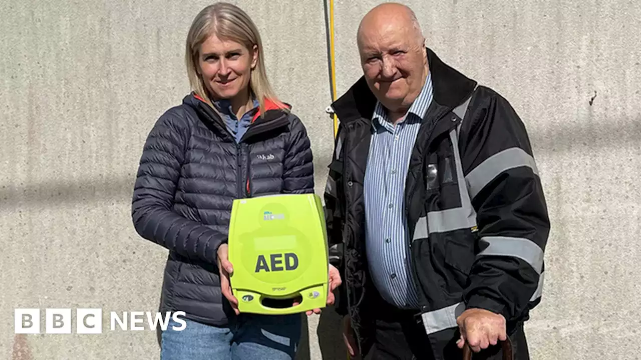 Cardiac arrest: Off-duty ambulance worker saves neighbour