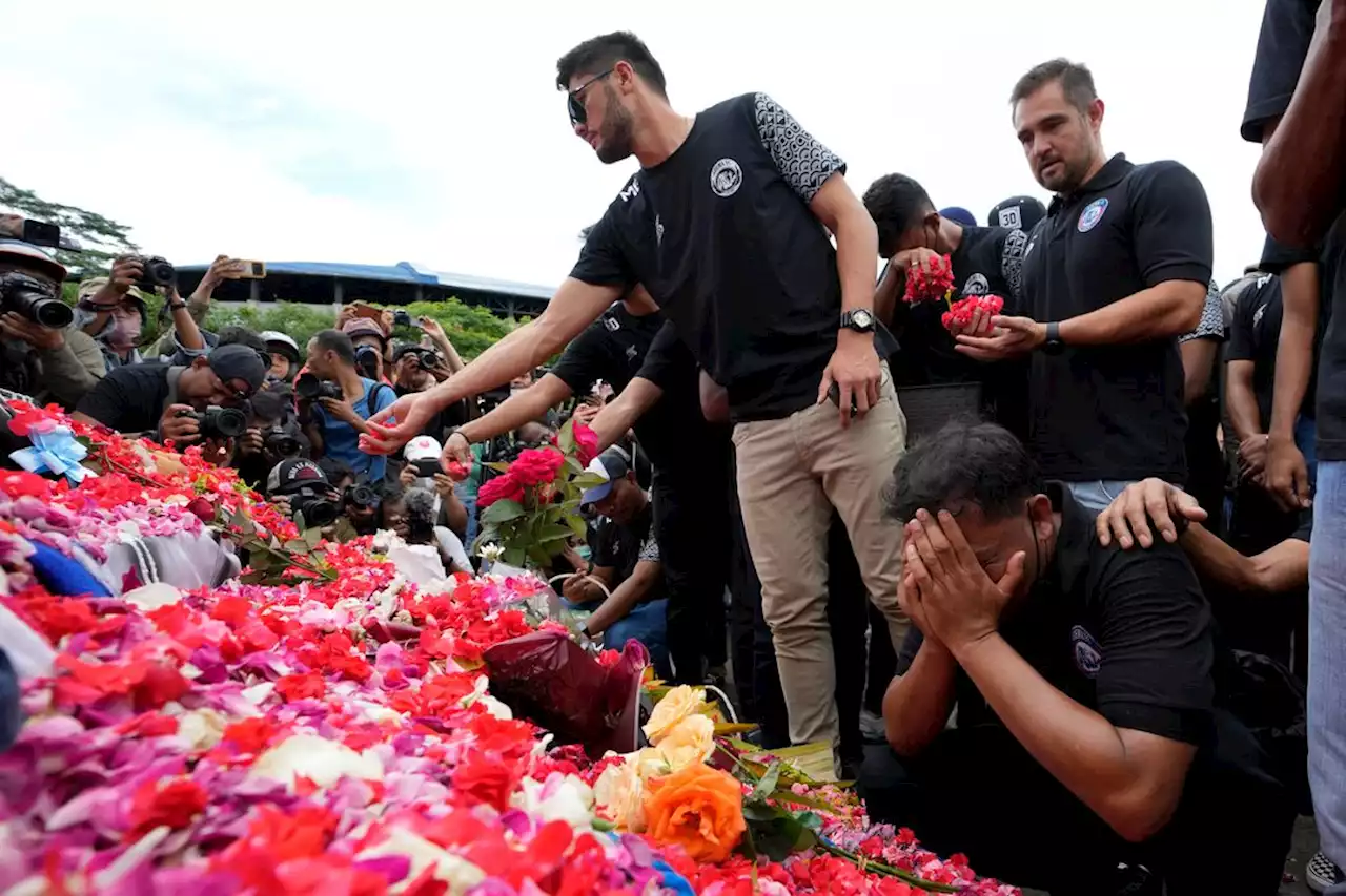 Entsetzen nach Stadion-Massenpanik in Indonesien