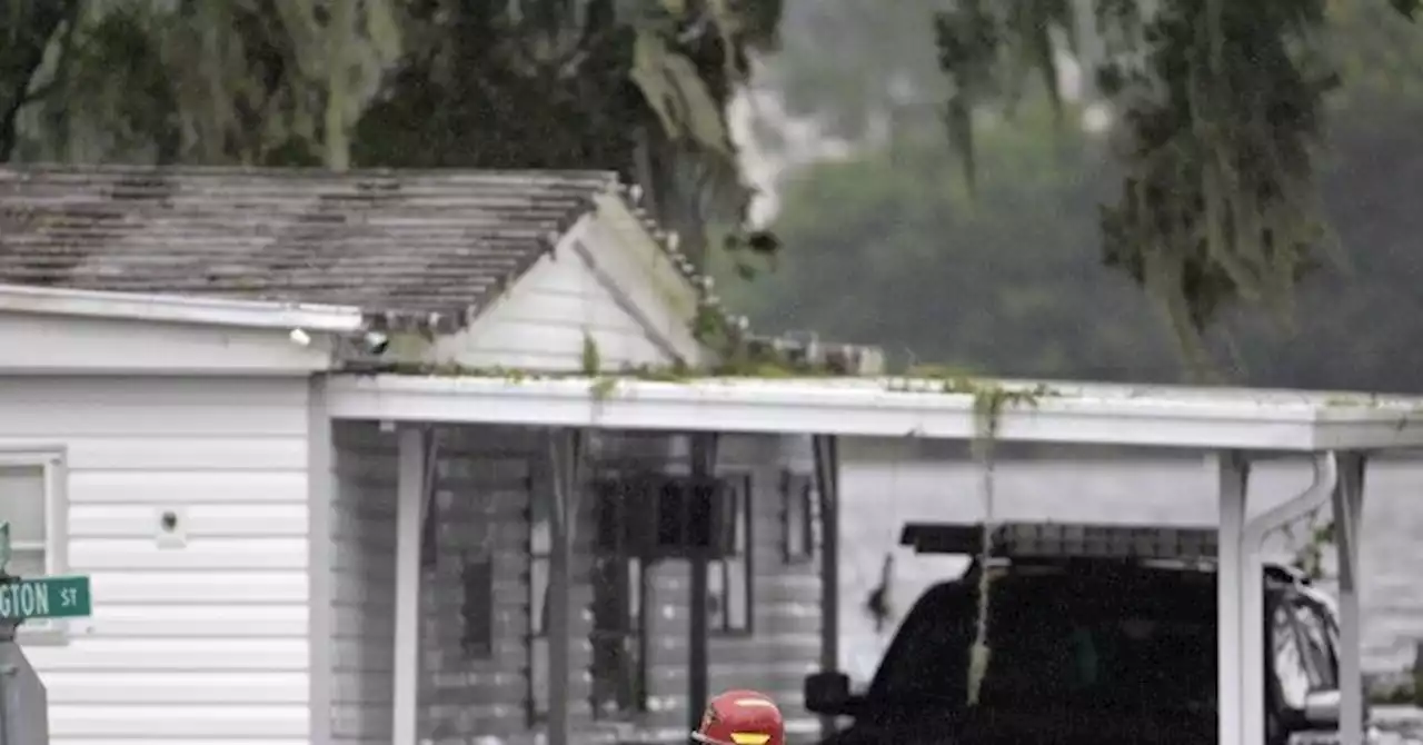 PHOTO: Citizen Wades in Hurricane's Flood to Locate Stranger's Mom