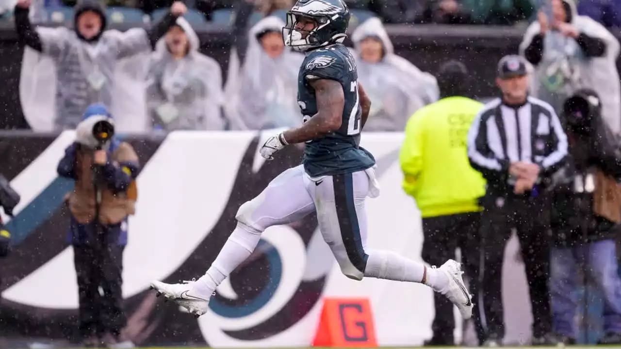 Undefeated Eagles spoil Pederson's return, top Jaguars 29-21