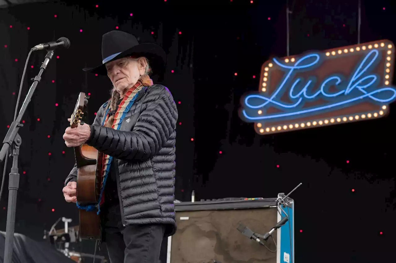 In touching moment, Willie Nelson pays tribute to Uvalde families