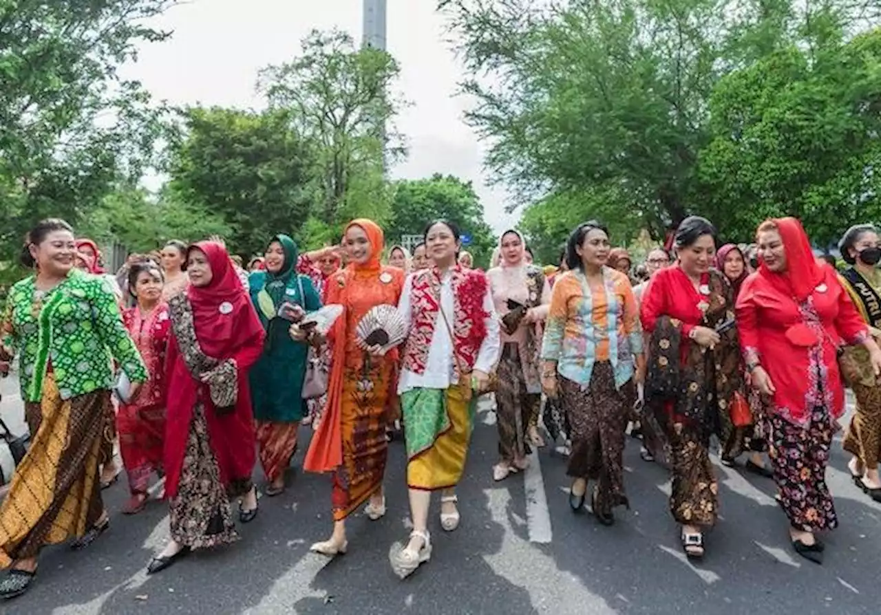 Sambut HBN 2022, Puan Ikuti Parade Kebaya Bersama Ibu Negara