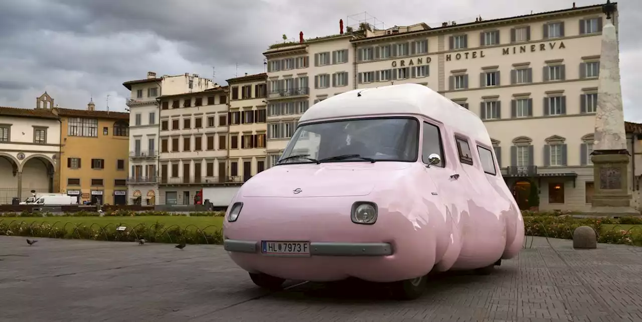 Erwin Wurm, lo scultore che cura i mali del mondo a colpi di ironia