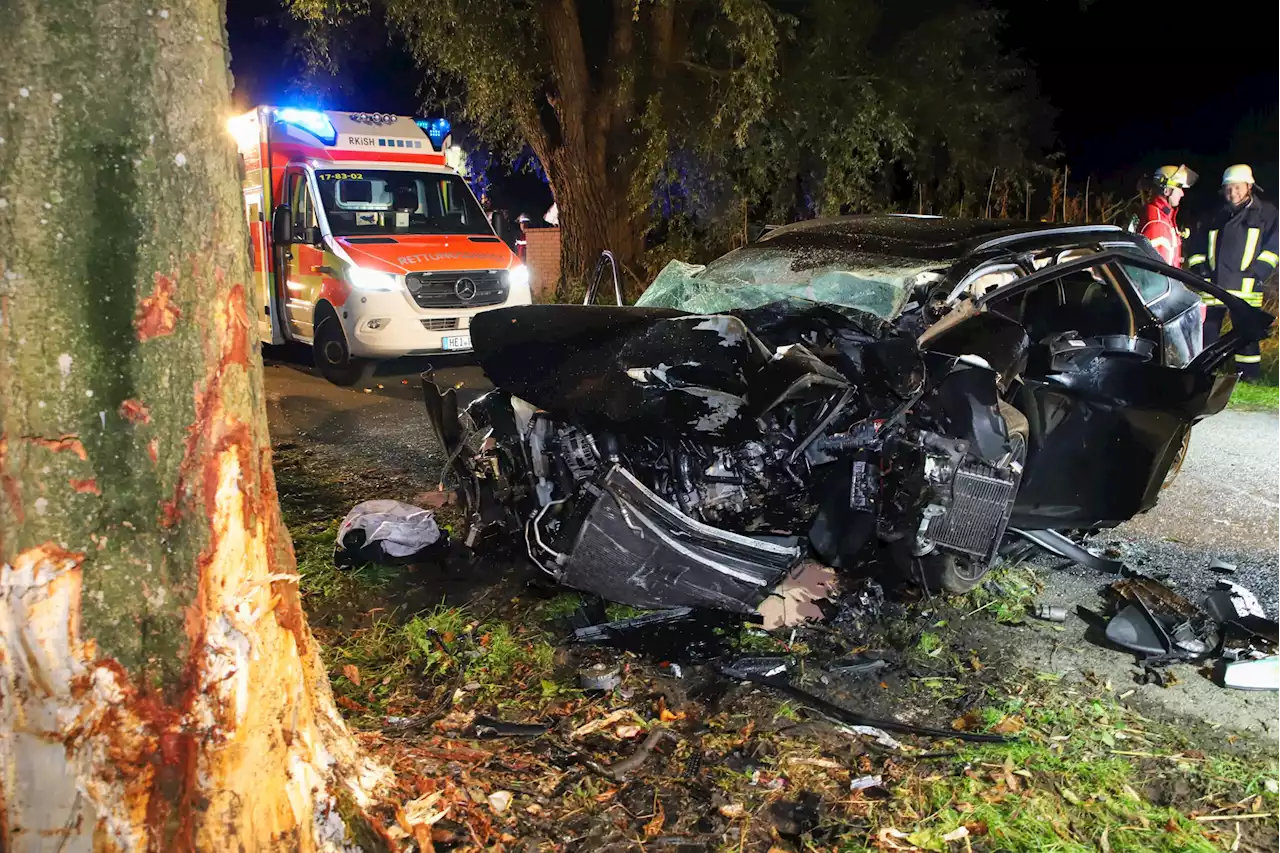 Trümmerfeld auf Landstraße: 21-Jähriger bei Baum-Crash schwer verletzt