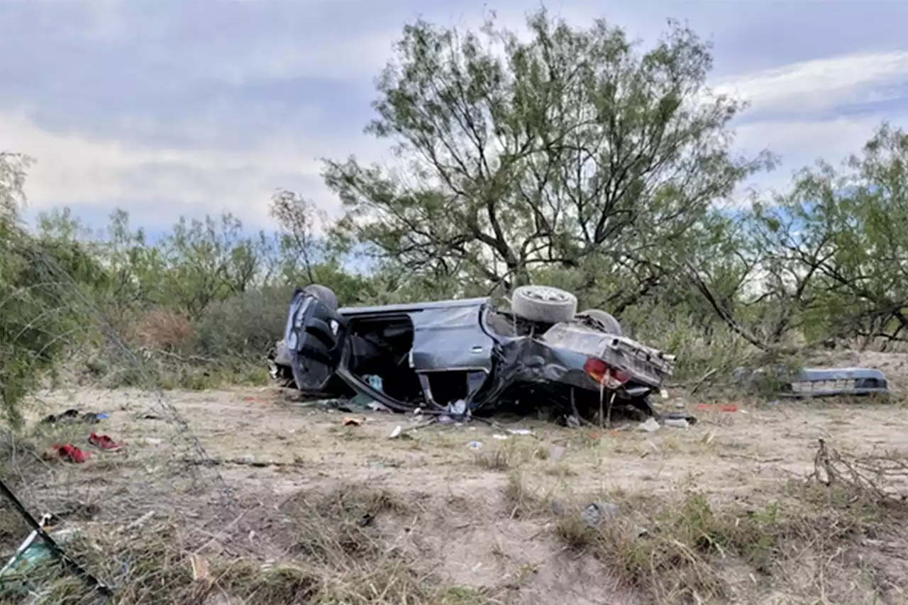 Texas borderland car crash leaves three people dead in human smuggling attempt