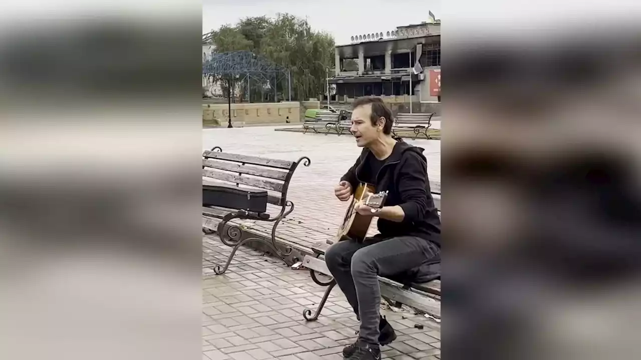 La rockstar ucraina canta con gli abitanti di Izyum tra gli edifici distrutti - Video