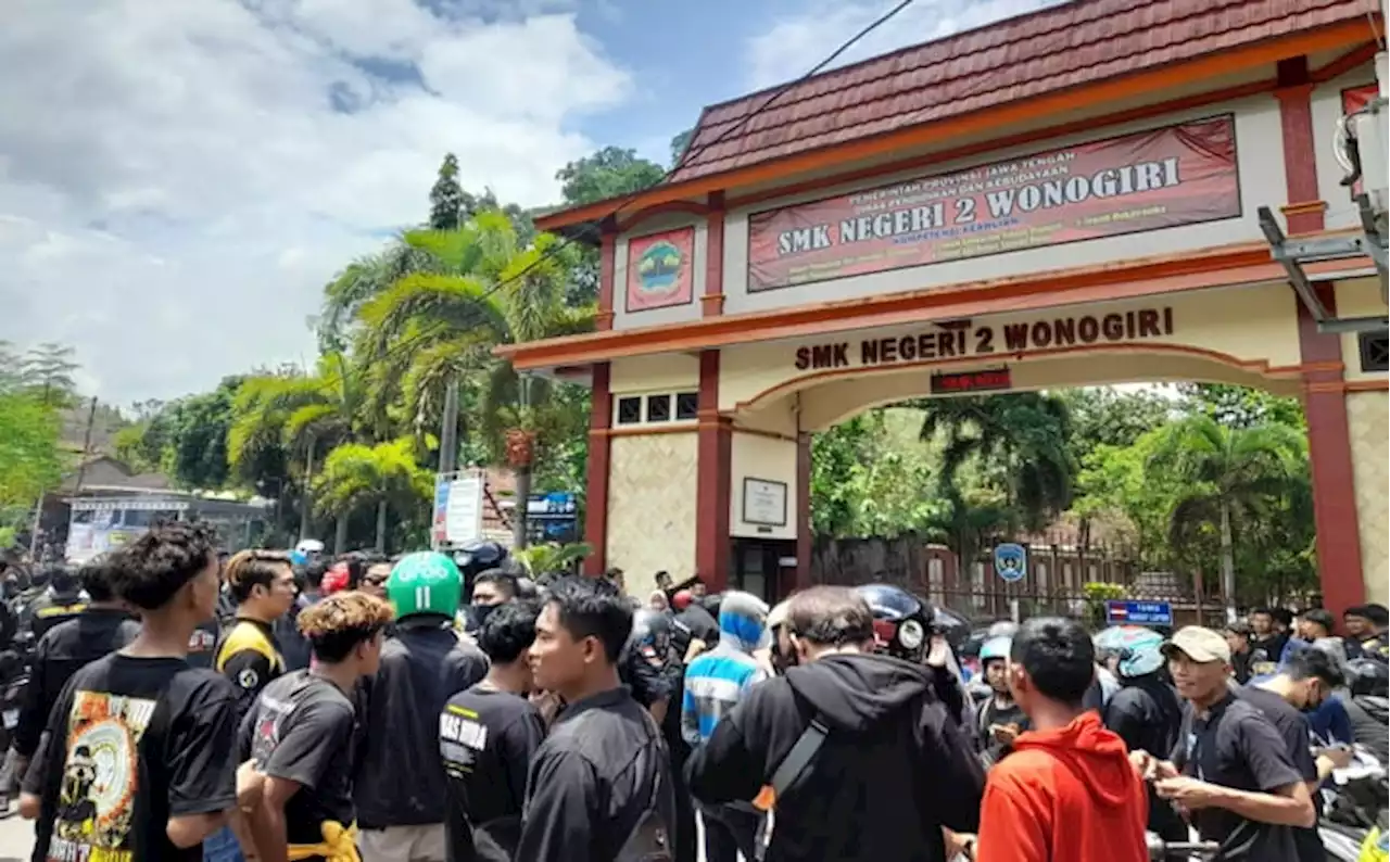 Gelar Unjuk Rasa Damai, Ratusan Anggota PSHW Geruduk SMKN 2 Wonogiri