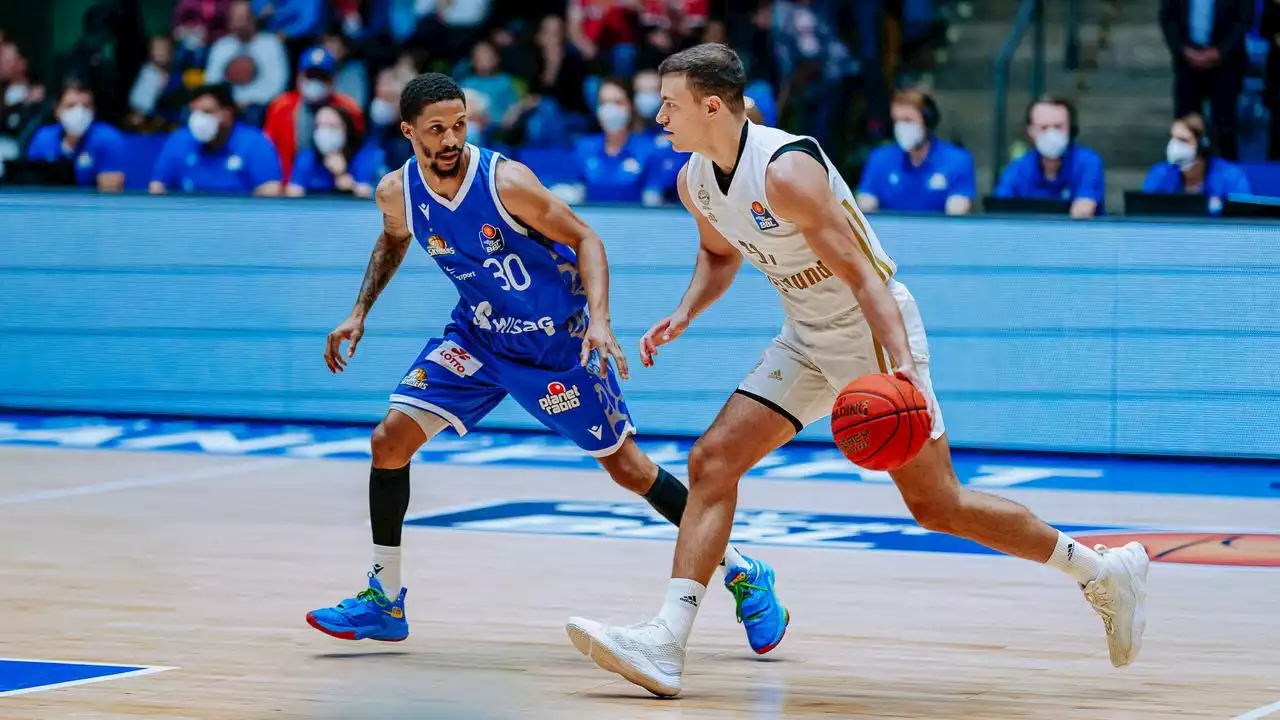 Auswärtssieg in Frankfurt: Bayerns Basketballer halten mit Berlin Schritt