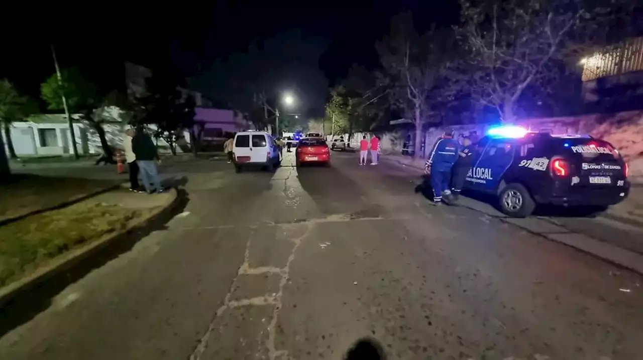 Una pareja intentaba escapar de dos motochorros, chocó contra un camión y la mujer murió