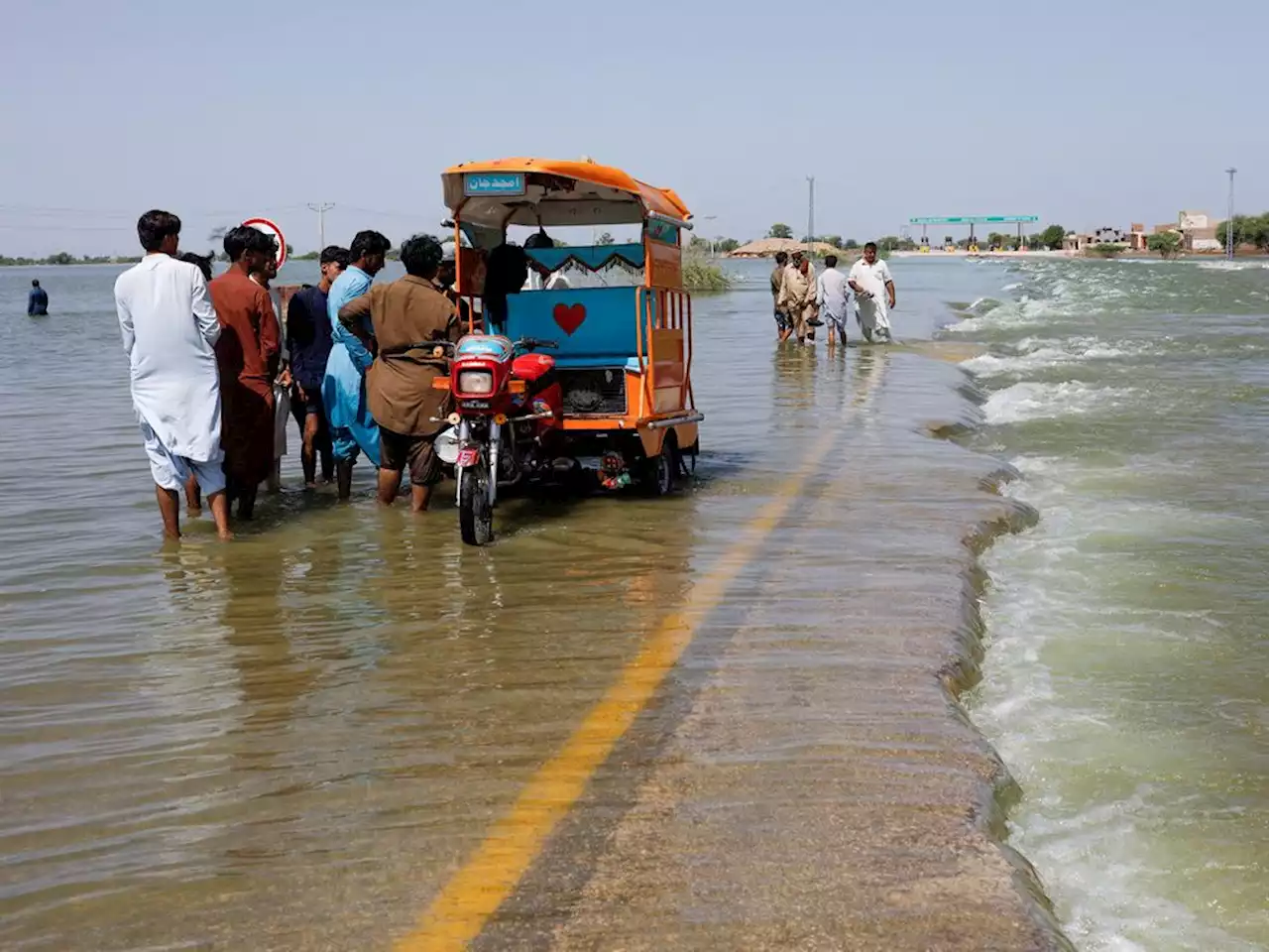 Pakistani hospital overwhelmed as water-borne illnesses spread