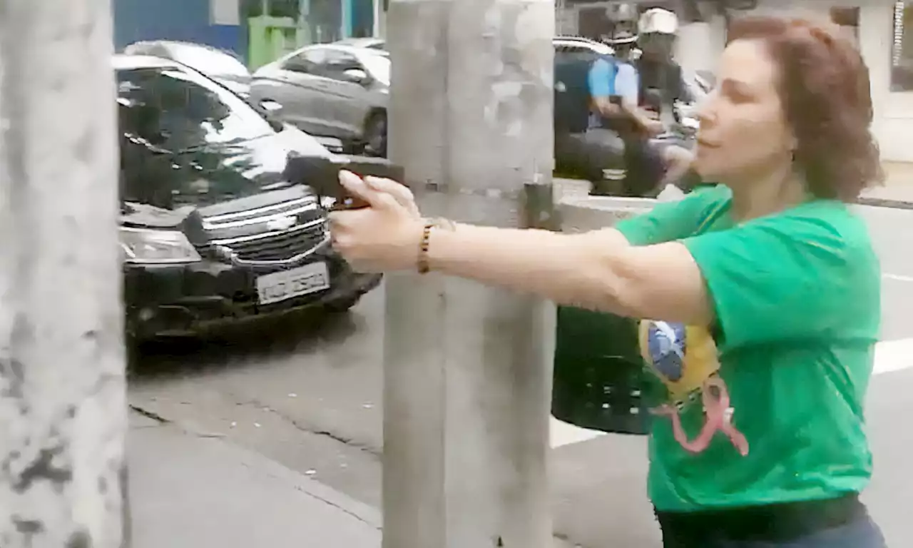 VÍDEO: Carla Zambelli saca arma, invade lanchonete e persegue homem em São Paulo