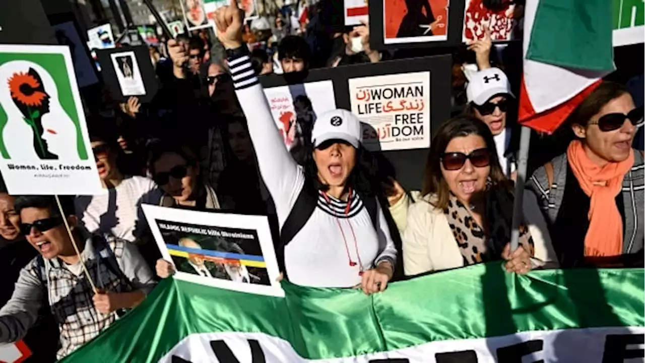 Canadian demonstrators form 'human chain' in solidarity with Iran protesters | CBC News