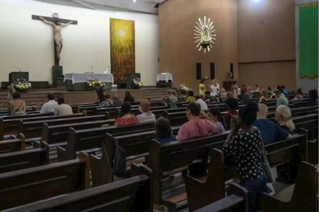 Brésil: À Copacabana, les électeurs dans une église catholique se déchirent