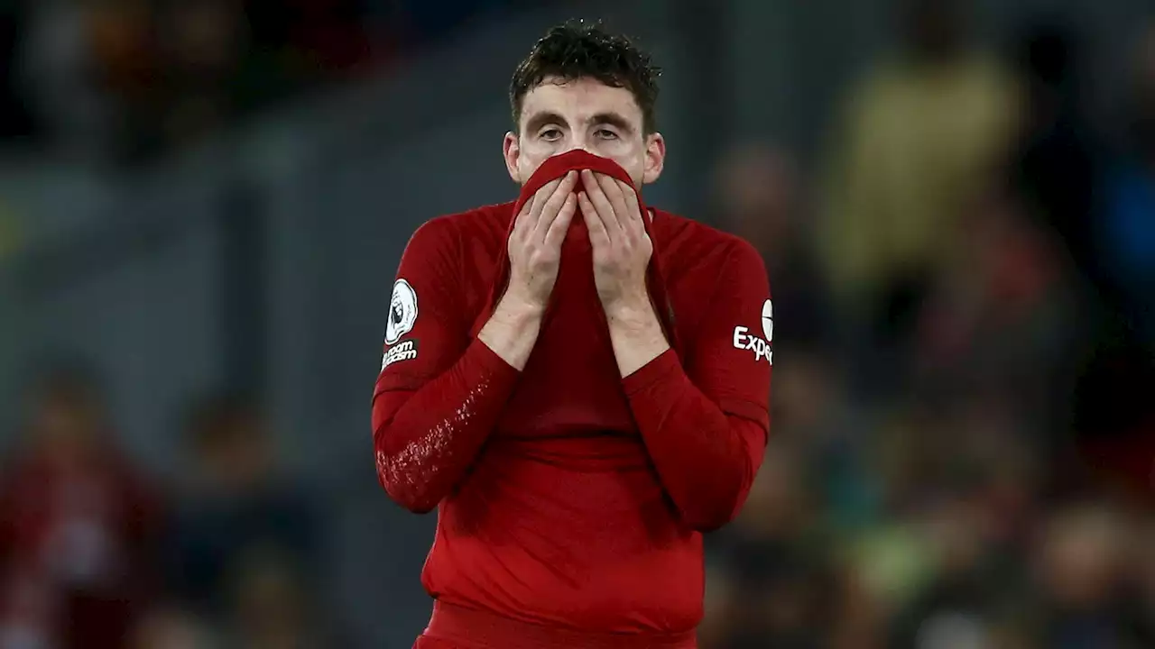 Carragher slams 'absolutely stupid' Robertson over two incidents as Liverpool teammate 'like a ghost'