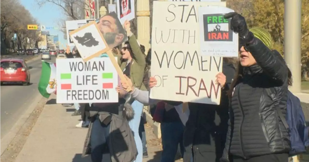 Regina protesters form a ‘human chain’ in solidarity with Iranians | Globalnews.ca