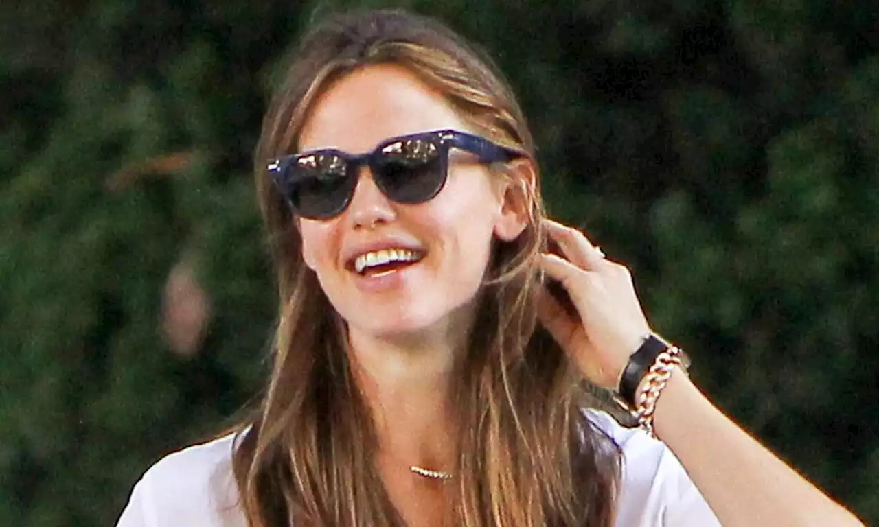 Jennifer Garner sunbathes on the beach in beautiful new photo