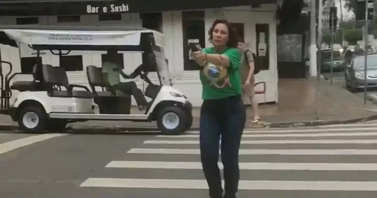 Brasil: a punta de pistola, una diputada bolsonarista persigue a un hombre en la calle | Mundo | La Voz del Interior