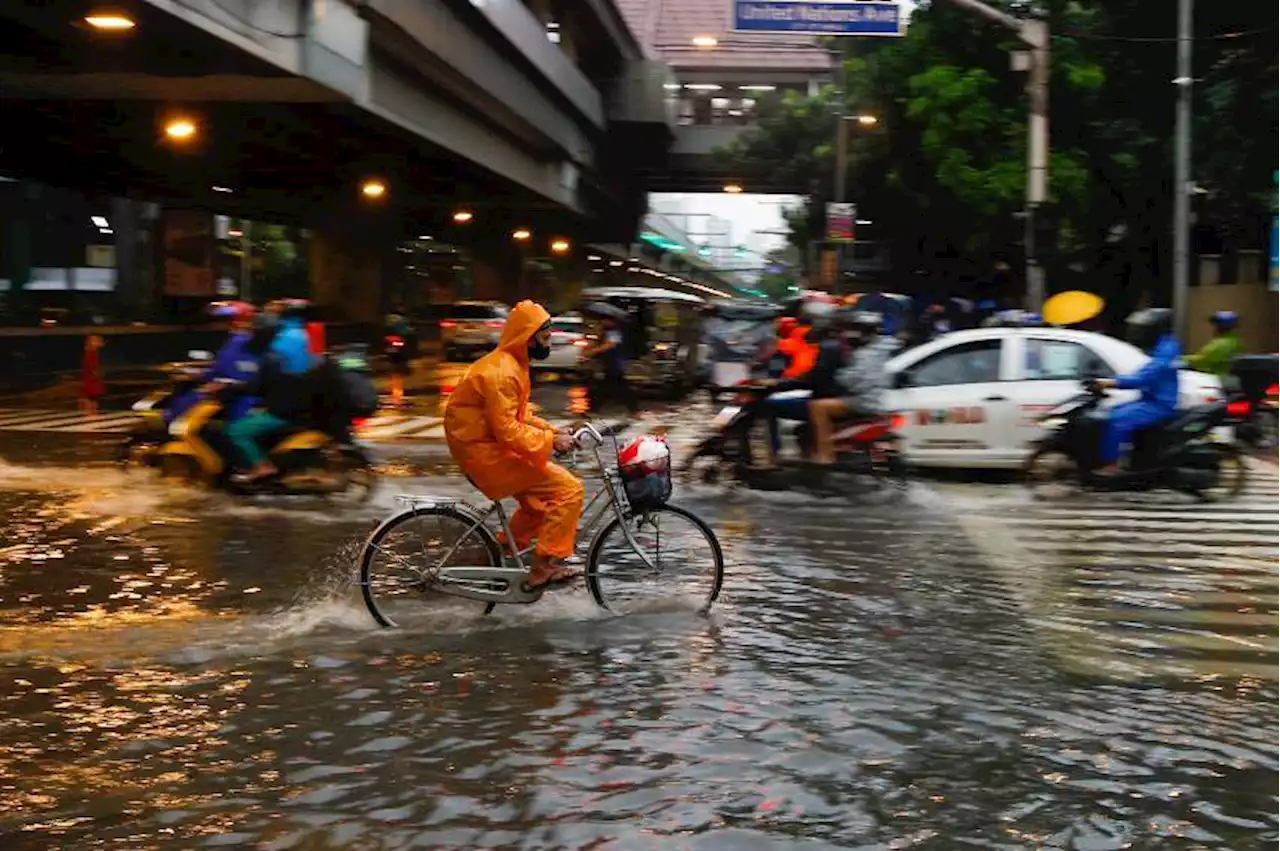 Gutter-deep floods cover low-lying areas in Manila as 'Paeng' batters PH