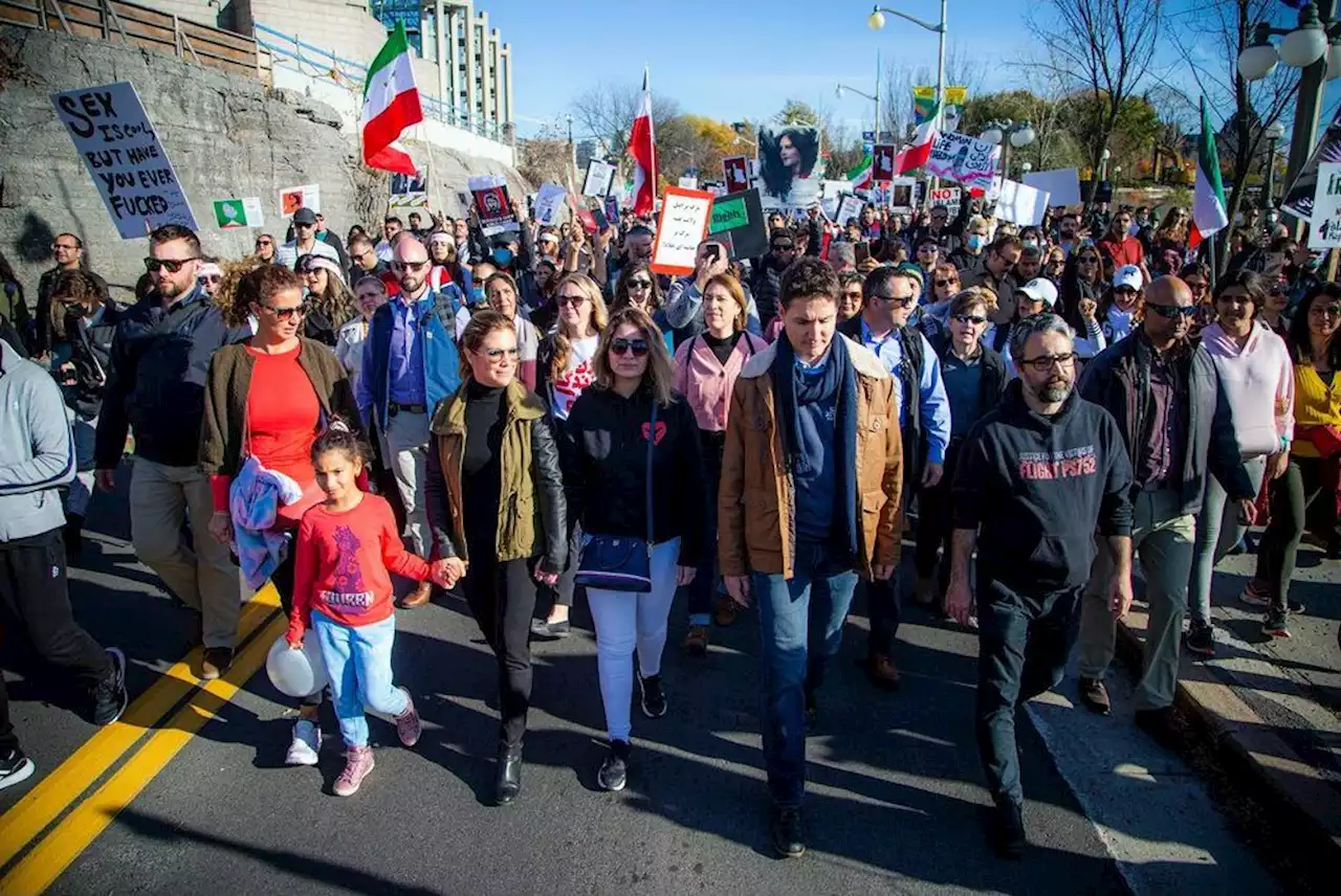 Ottawa Iranians and supporters take part in international human chain protest