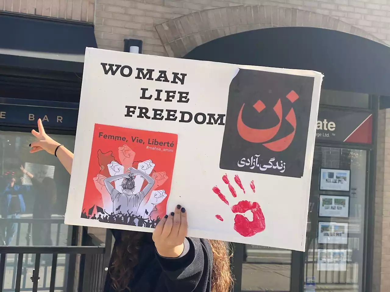 Human chain formed in Toronto to show solidarity with people of Iran