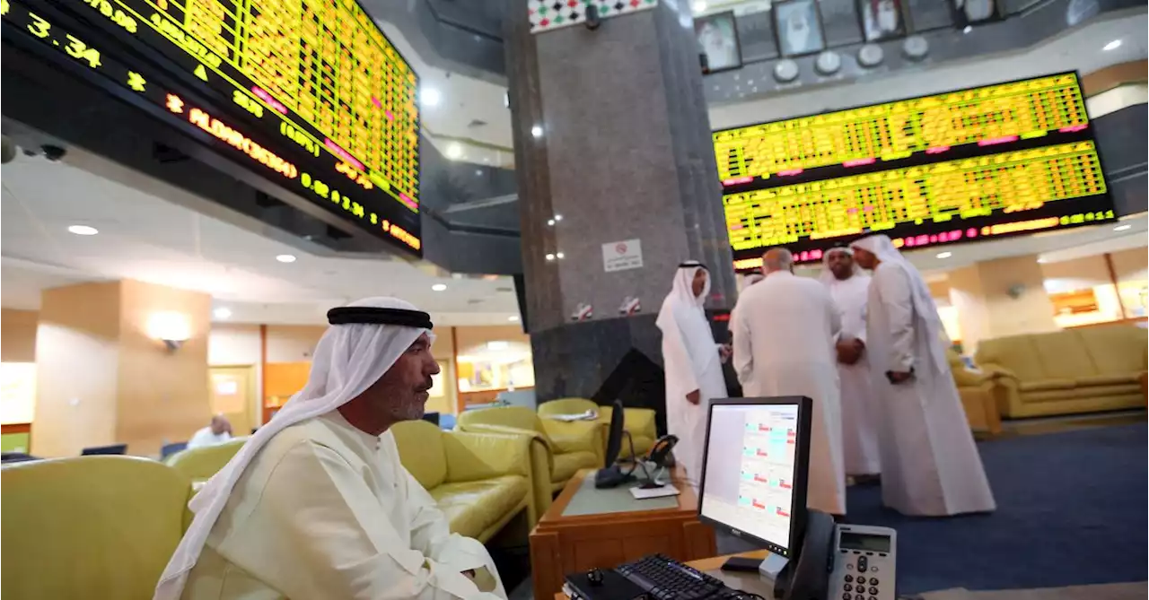 Saudi Shares fall on weak earnings, volatile oil