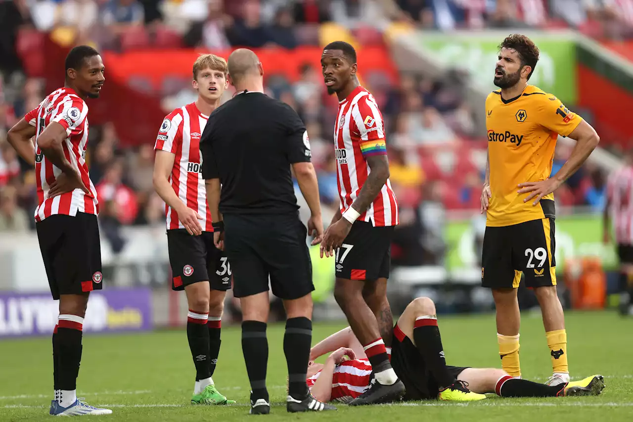 Costa gets first-ever Premier League red card from returning referee Madley