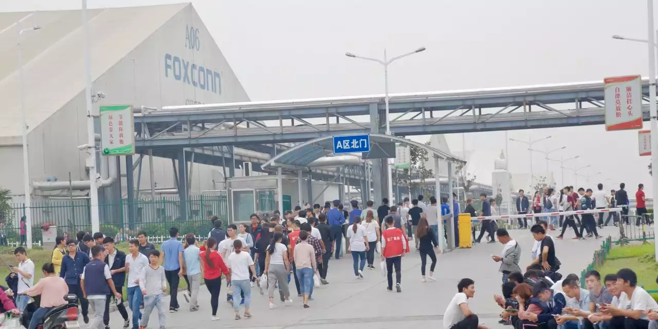 Inside a Chinese iPhone Plant, Foxconn Grapples With Covid Chaos