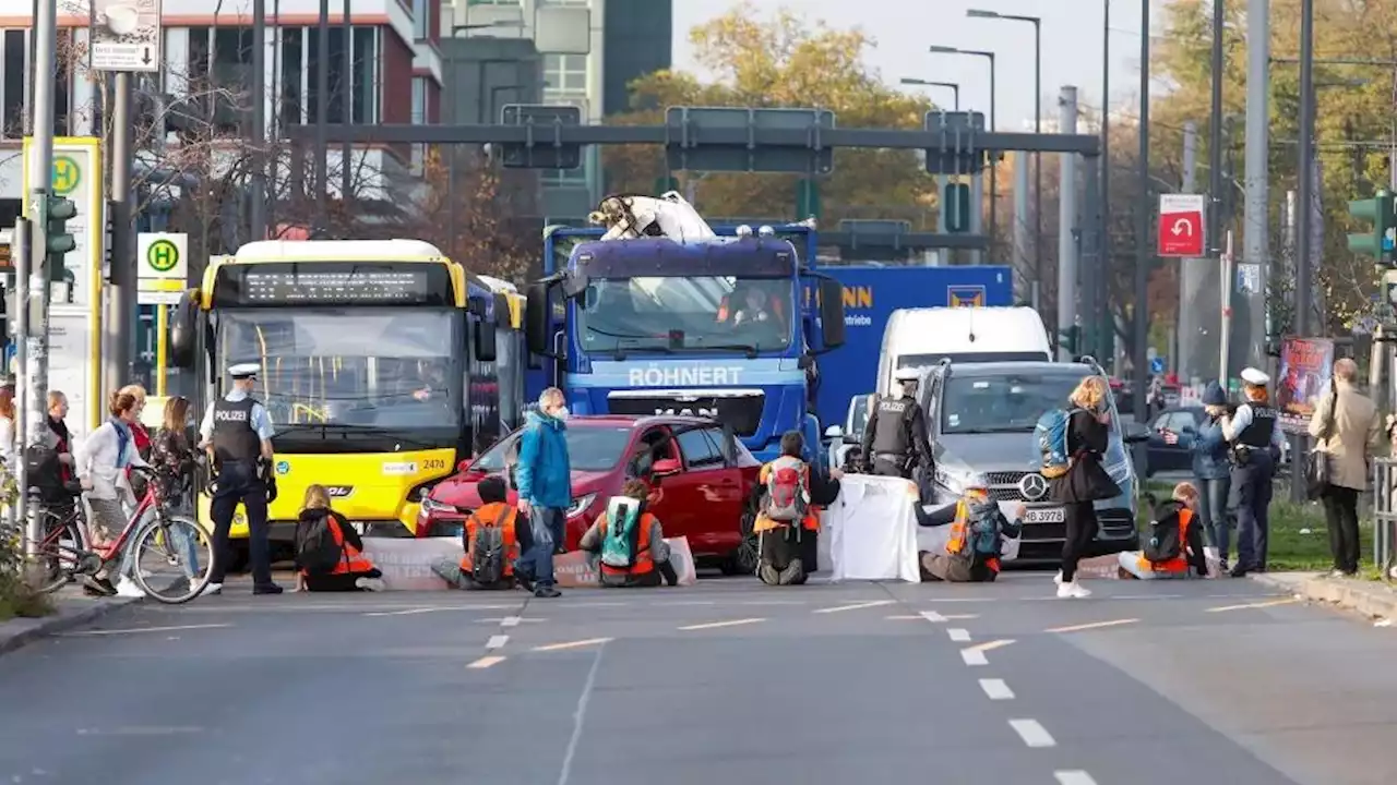 Berlin: Frau verunfallt schwer – Aktivisten-Blockade behindert Lebensretter