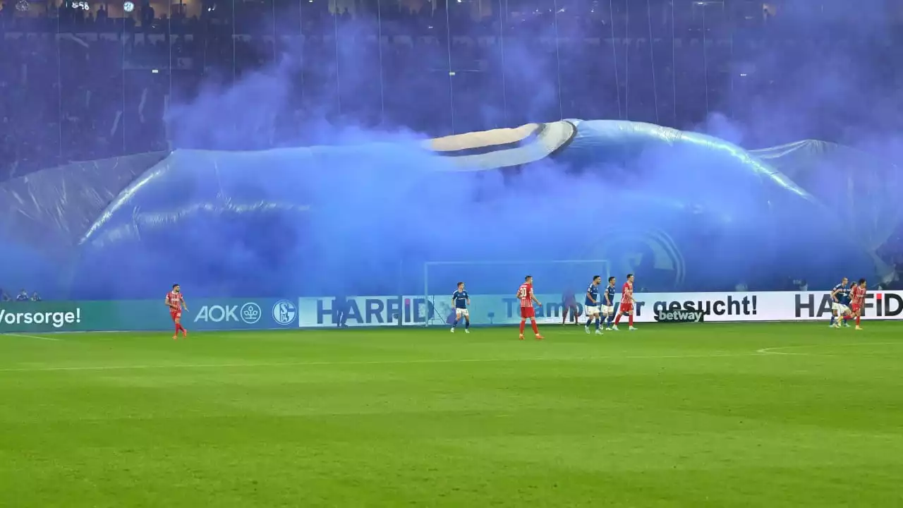 Schalke 04 – Wegen Choreo-Chaos: Polizei straft S04 ab!