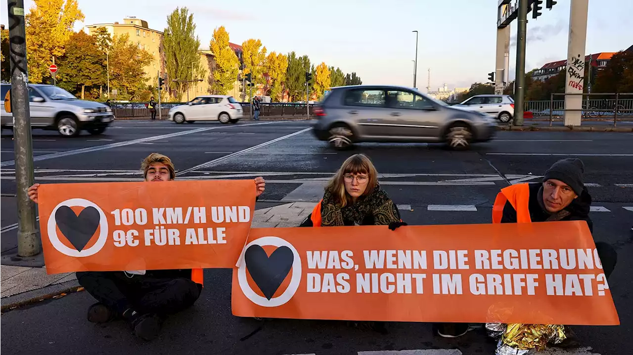 Wieder Klima-Kleber auf der A100