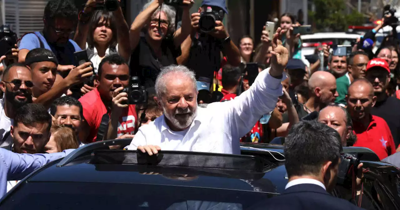 Luiz Inácio Lula da Silva defeats President Jair Bolsonaro to once again become Brazil's president, electoral authority says