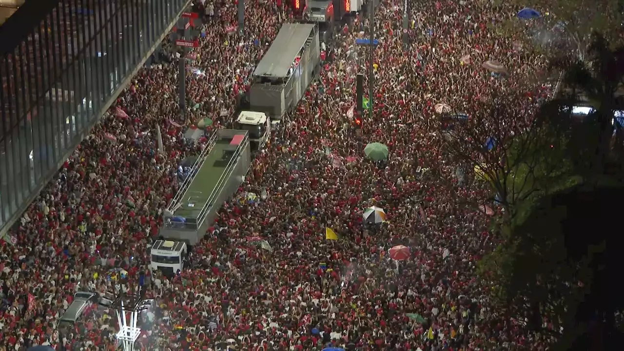 Presidente eleito, Lula chega à comemoração na Avenida Paulista